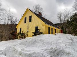 Mt. Ellen's Backyard Bungalow บ้านพักในMoretown