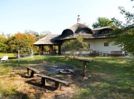 Hideout Homestead on the riverside Fishing&Hunting, hotel dengan parkir di Mezotur