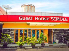 Guest House Simole, hotel i Berastagi