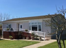 Moneydarragh Cottage with uninterrupted mountain and sea views- Hot tub available for hire, hotel in Annalong