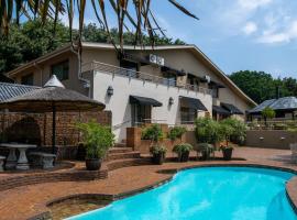125 on Van Buuren Road Guest House, отель в Йоханнесбурге, рядом находится Huddle Park Golf & Recreation