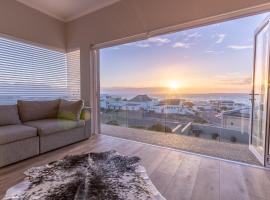 Small Bay Beach Suites, hotelli Cape Townissa lähellä maamerkkiä Robben Island -museo