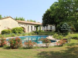 Château Rosemont - Grande maison familiale campagne dans le Médoc avec piscine et tennis à 15 mn Bordeaux、Labardeの駐車場付きホテル