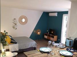 Grand studio 35m2 centre ville, hotel in LʼÎle-Rousse