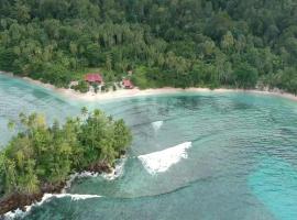 Nusa Nalan Beach Resort, hotel de playa en Rumah Olat
