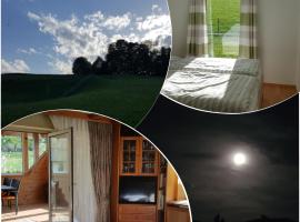 Ferienhaus Mitterbauer, hotell sihtkohas Oberhofen am Irrsee