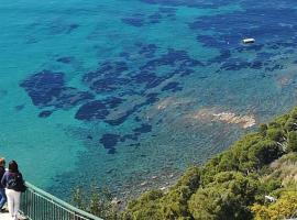 Appartamento panoramico Parco dei Ciliegi Mezzatorre San Mauro Cilento Acciaroli, hotel en Acciaroli
