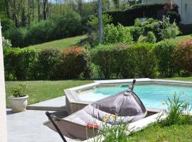 Maison avec piscine 8 couchages entre Annecy et Aix les bains, hôtel à Rumilly
