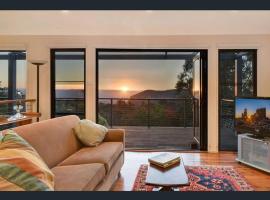 Narrow Neck Views - Peaceful 4 Bedroom Home with Stunning Views!, hotel berdekatan Katoomba Scenic World, Katoomba