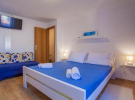 Room M, hotel a Cres