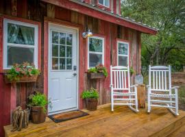 Cozy Cabin Little Red Hen 12 min to Magnolia