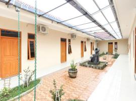 RedDoorz near Balekambang City Park, hotel i Surakarta