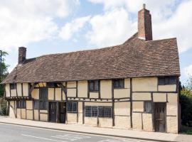 3 MASONS COURT The Oldest House in Stratford Upon Avon, Warwickshire., spa hotel v mestu Stratford-upon-Avon