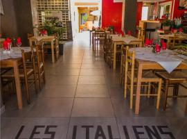 Hôtel Les Italiens, hotel v destinaci Biscarrosse