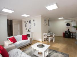 Lira Holiday Apartments, serviced apartment in Satu Mare