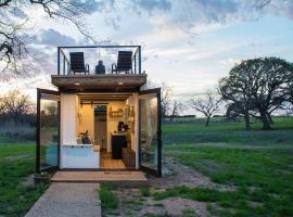 Stillwater House Elegant tiny container home Near Magnolia, hotel in Waco