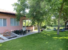 Nadya Holiday Home, viešbutis mieste Krapets