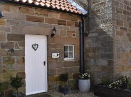 The Hayloft Cottage: Whitby, Whitby Golf Club yakınında bir otel