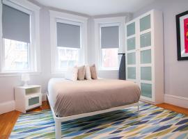 A Stylish Stay w/ a Queen Bed, Heated Floors.. #34, hotel sa Brookline