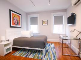 A Stylish Stay w/ a Queen Bed, Heated Floors.. #25, hotel din Brookline