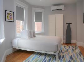 A Stylish Stay w/ a Queen Bed, Heated Floors.. #32, hotel sa Brookline
