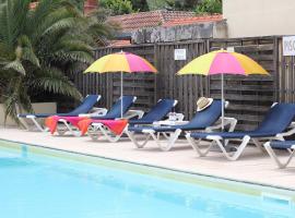 Hôtel Le Dauphin – hotel w Arcachon