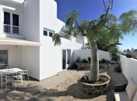 Casa La Moringa - Holiday house close to the beach, hotel s parkiralištem u gradu 'Arguineguín'