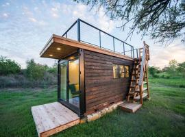 Elegant Container Tiny House Yellow & Blue, διαμέρισμα σε Waco