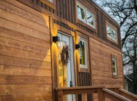 Montana Escape Elegant Tiny House in Waco Near Magnolia, миниатюрна къща в Уако