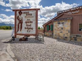 Snake River Roadhouse by KABINO Air Conditioning WiFi Bar Below Pool Table Shuffleboard Yummy Food, room in Swan Valley