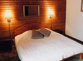 Hôtel Les Grottes, hotel v destinaci Damvant