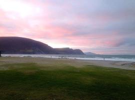 Cosy Keel Cottage, hotel malapit sa Achill Golf Club, Keel