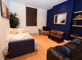 Perfect for Uni and City Stays - Modern 2-Bed with Parking