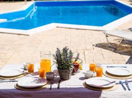 Olive Grove Poolside Apartments, huoneisto kohteessa Benitses