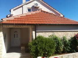 Matija's house, hotel di Olib