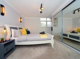 Beautiful Apartment near Bournemouth, Poole & Sandbanks, nastanitev ob plaži v mestu Poole
