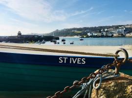 Waves End, St Ives, Hot tub and Parking, hotel in St Ives