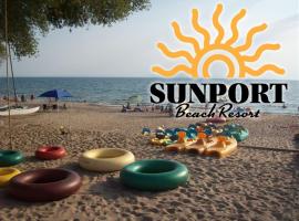 SunPort Beach Resort, hotel with parking in Balm Beach