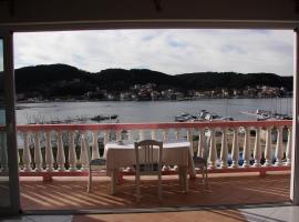 Apartments Slavko, hotel pet friendly a Supetarska Draga