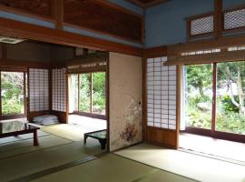 Guesthouse Higashi Fujitatei: Shinonsen, Ajiro-kō yakınında bir otel