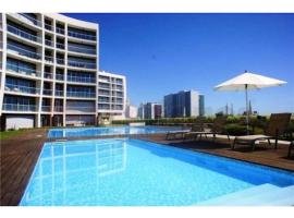 Charming Apartment with Balcony & Pool, Hotel in Lissabon