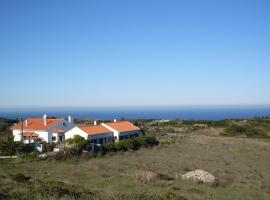 Cozy Country House near Beaches, feriebolig i Azoia