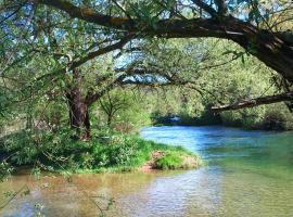 SMARAGD RIVER near Rastoke & Plitvice Lakes – dom przy plaży w mieście Slunj