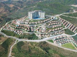 Gold City 3B Main Building Penthouse with Free AquaPark, resort in Alanya