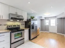 2 Bedrooms Walkout Basement Apartment at centre Richmond hill
