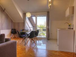 Apartman studio SONAS 3 with free private parking, hotelli kohteessa Karlovac