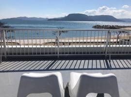 Megijima Island Guesthouse & cafe Megino, hotel a Takamatsu