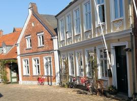 To sammenhængende værelser med udgang til have, hotell i Ribe