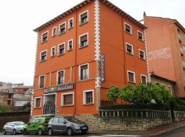 Hostal Sierra de Gredos, guest house in Arenas de San Pedro