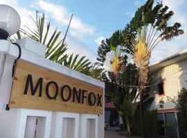 Moon Fox CaféInn Art & Gallery, hotell med parkeringsplass i Ubon Ratchathani